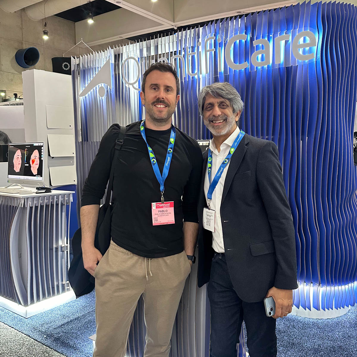 Quantificare and Cartonlab managers standing at the booth