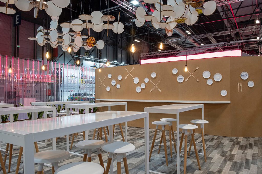 Paroi lisse en kraft du bar du stand écologique pour Fitur