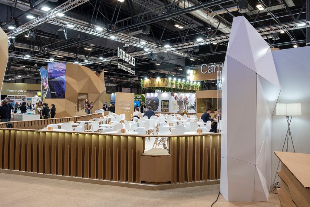 Mur à facettes blanc de la zone de travail du stand