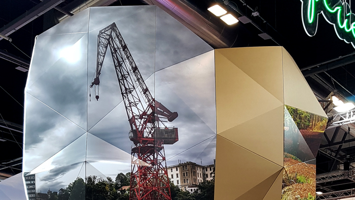 Détail de l'impression grand format sur la surface de la roche facettée.