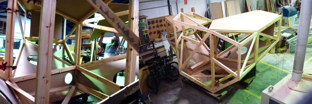  stand interactivo base estructura esqueleto madera diseñado por Cartonlab