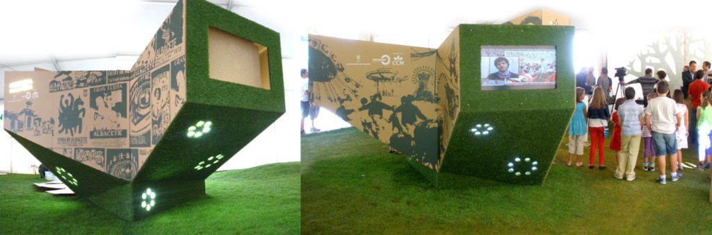 stand interactivo carton pantallas iluminacion actividades culturales feria de Albacete diseñado por Cartonlab