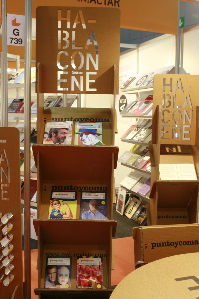 expositor protafolletos revistas estanteria estante carton evento feria libro