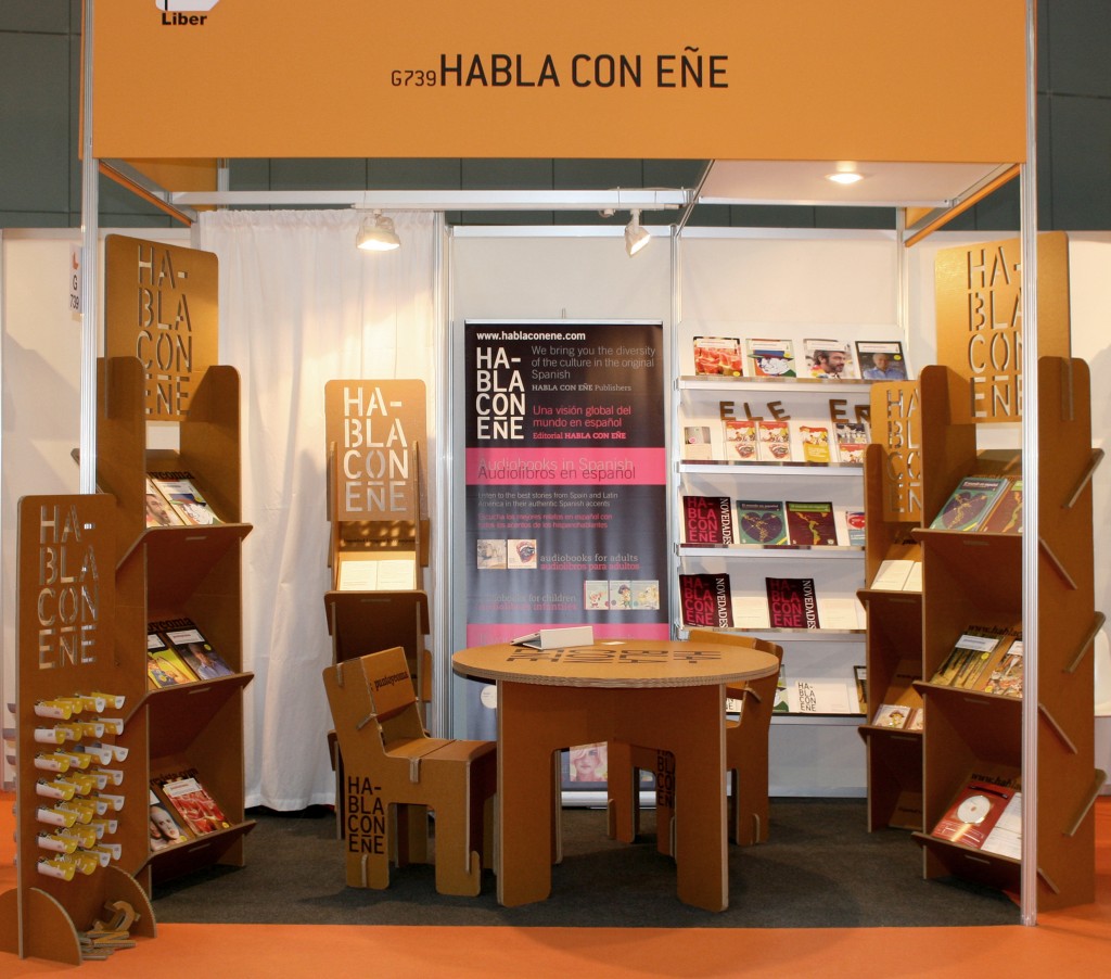 STAND en liber habla con eñe cartonlab expositores estanterias mesa sillas carton