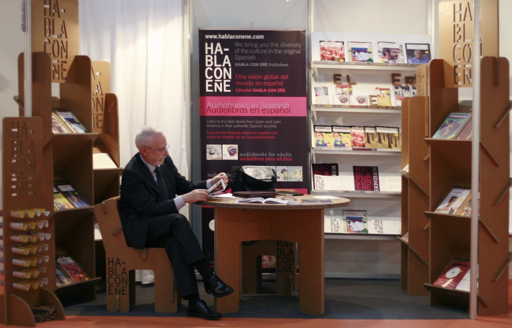 STAND CARTON CARTONLAB LIBER habla con eñe mesa silla expositor libreria estanteria carton