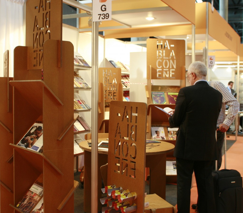 expositores expositor estante revistero carton personalizado feria liber evento