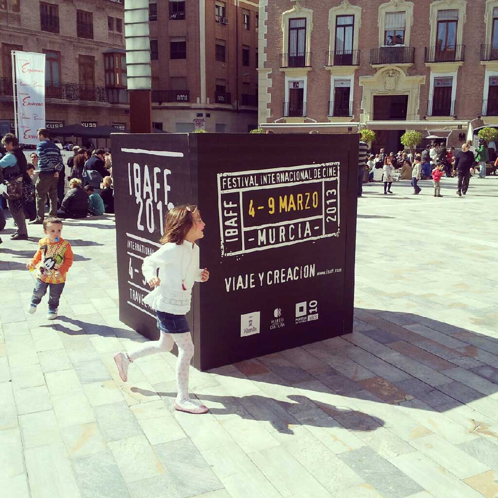 Cubo gigante de cartón para festivales