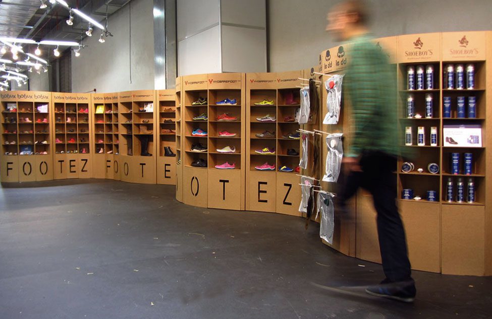 Stand en cartón para marca de calzado Footez