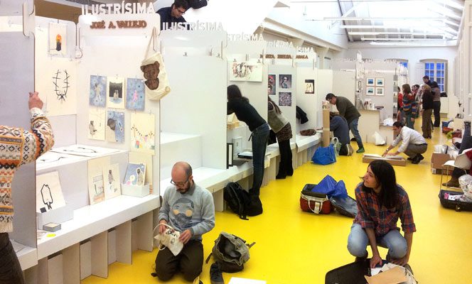 Ilustradores montando sus stands de cartón
