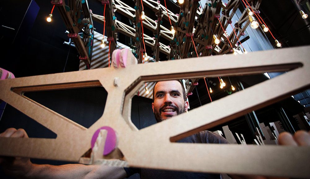 lampara-carton-zincshower-casaleganitos-cartonlab-cardboard-design-03