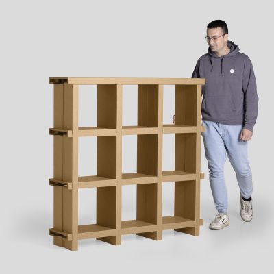 Estantería OHM 3x3 - Acabado kraft - Vista con persona