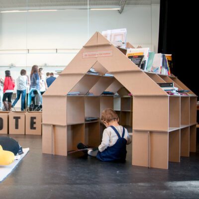 casita carton infantil feria libro stand