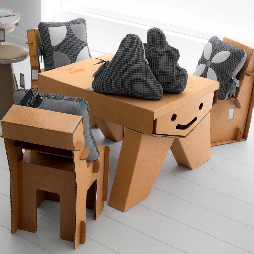 mesa pupitre cartón ambiente post paparajote