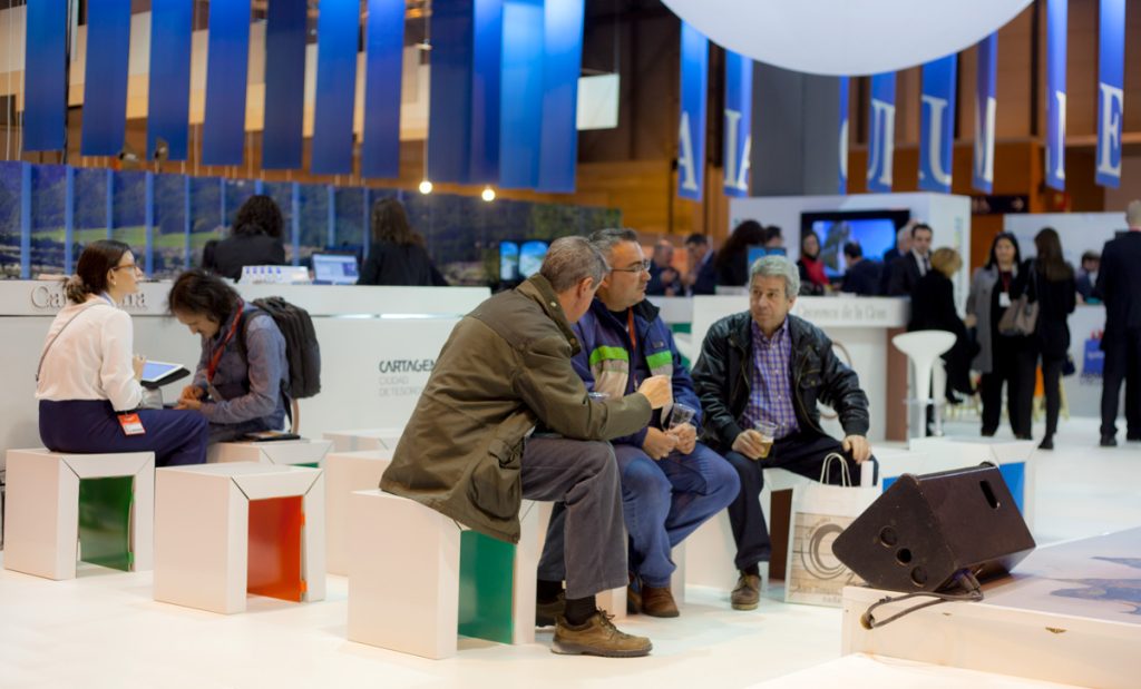 Taburetes para zona de trabajo en Fitur