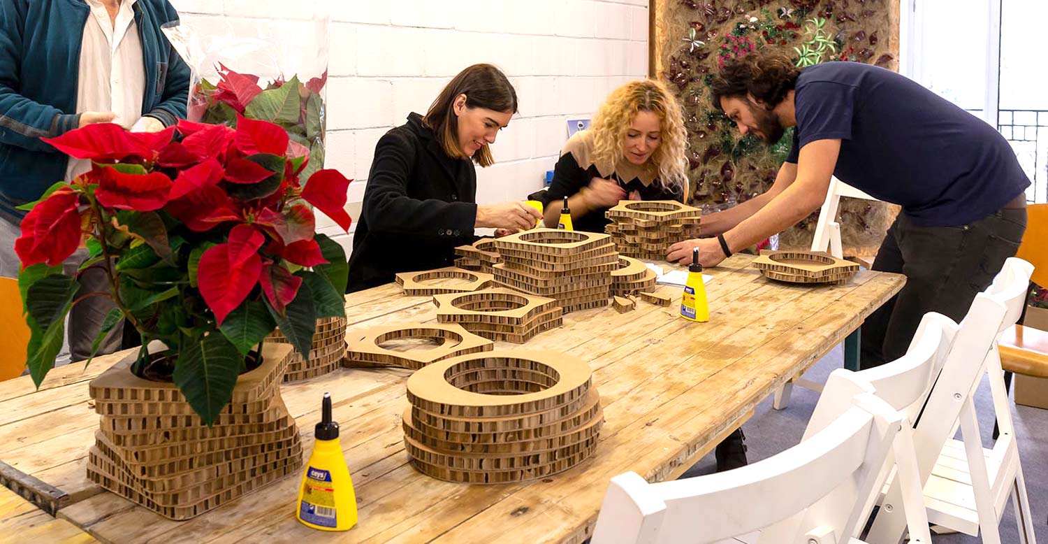 taller de macetas de cartón