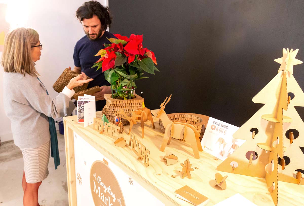 Recycling market xmas macetas ecoembes