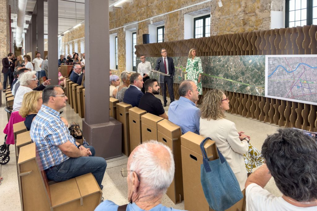 Celosía de lamas encajadas para exposición