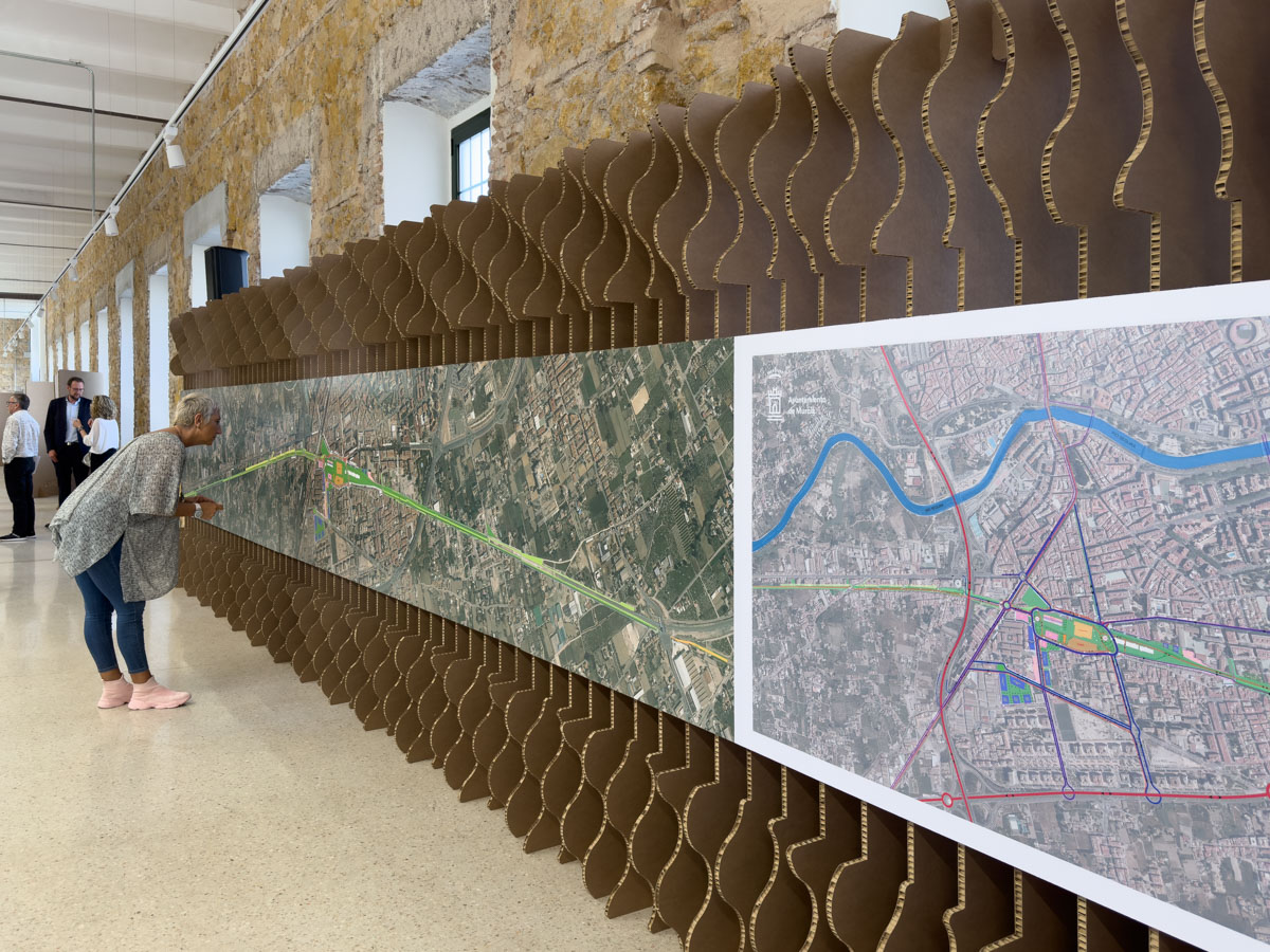 Diseño de exposiciones con lamas encajadas