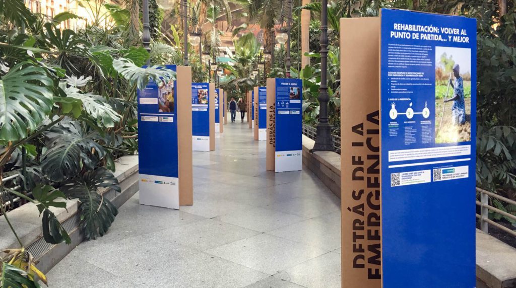 Totem soporte exposición estacion Atocha