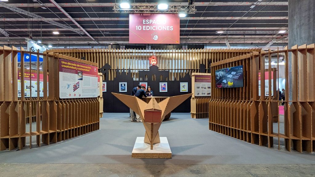 Vista frontal del stand con la figura lowpoly del pájaro en el centro