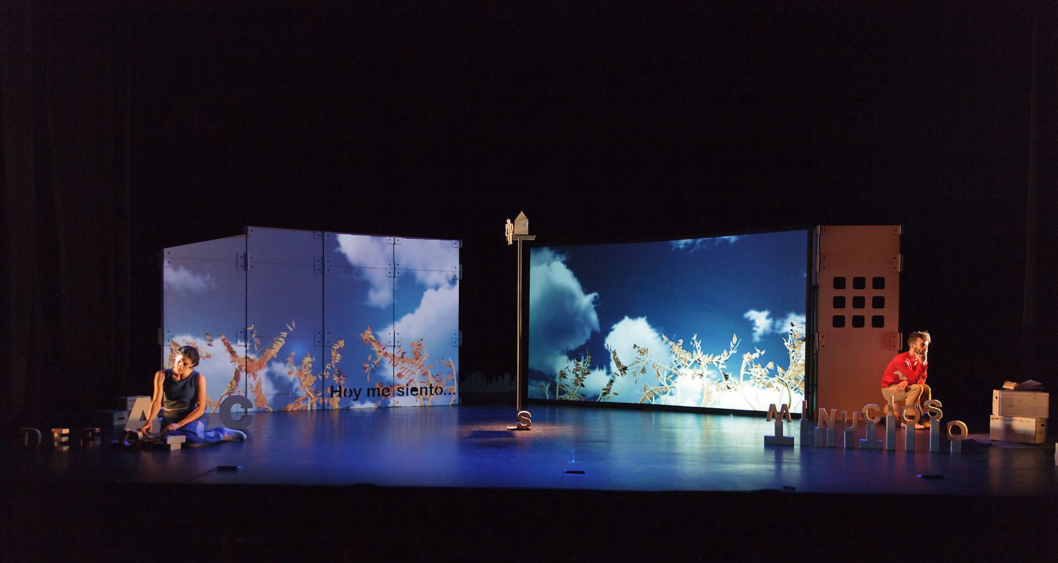 escenografia en carton para teatro ruido interno 4