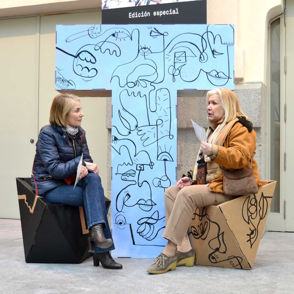 Corpóreo y sillas de cartón  intervenidas en el evento Art Madrid