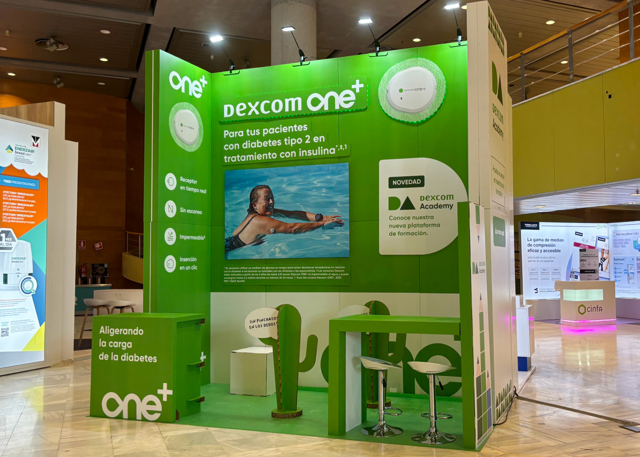 stand con cactus de cartón