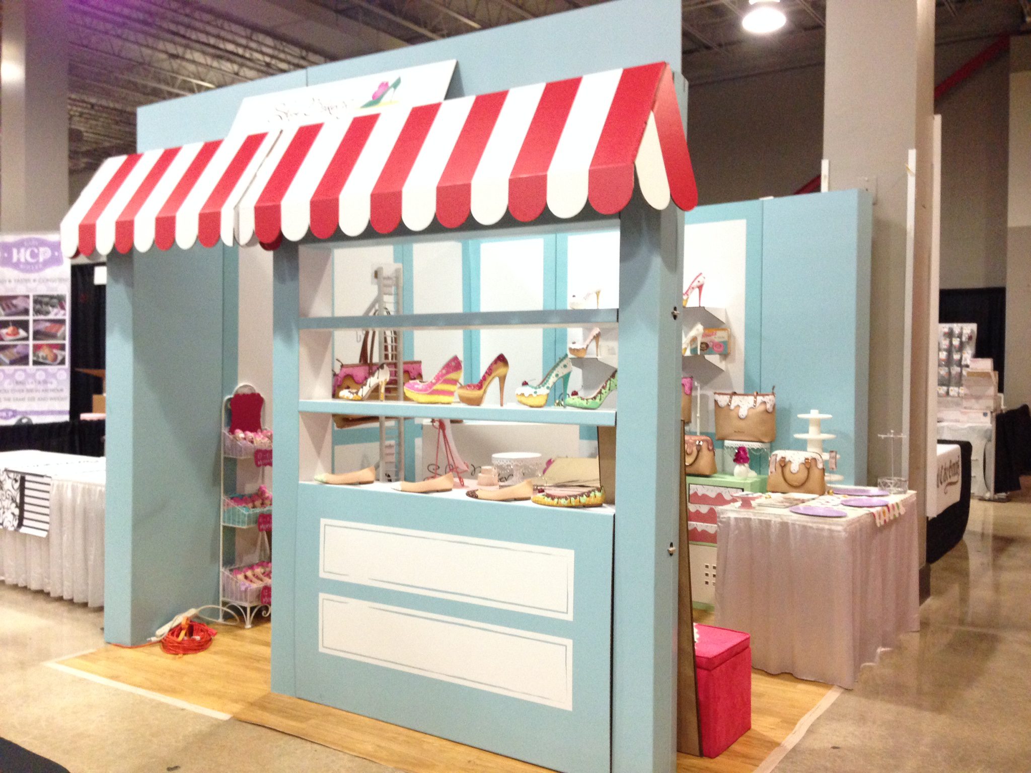 stand promocional portatil ecologico vintage soflo cartonlab shoe bakery