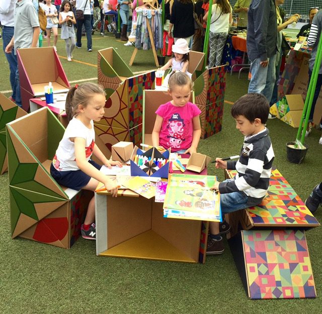 Qbox-british-council-cartonlab-carton-juguete