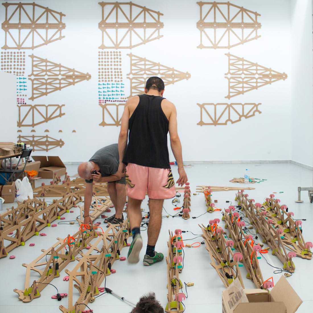 extensible-lamp-project-cartonlab-cardboard-instalacion