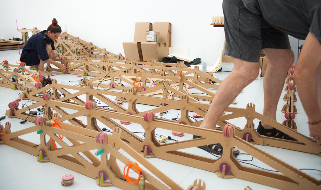 extensible-lamp-project-cartonlab-cardboard-montaje