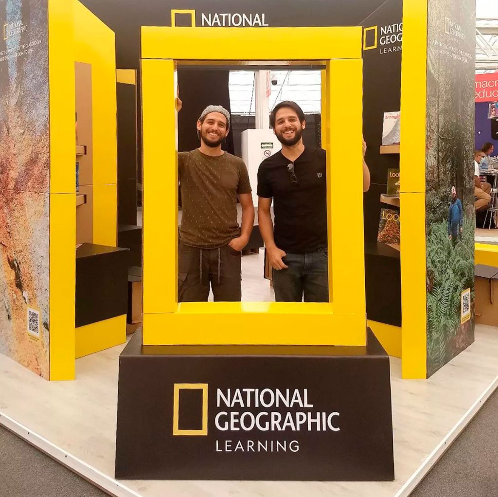 Socios Modulec con stand de cartón de National Geographic