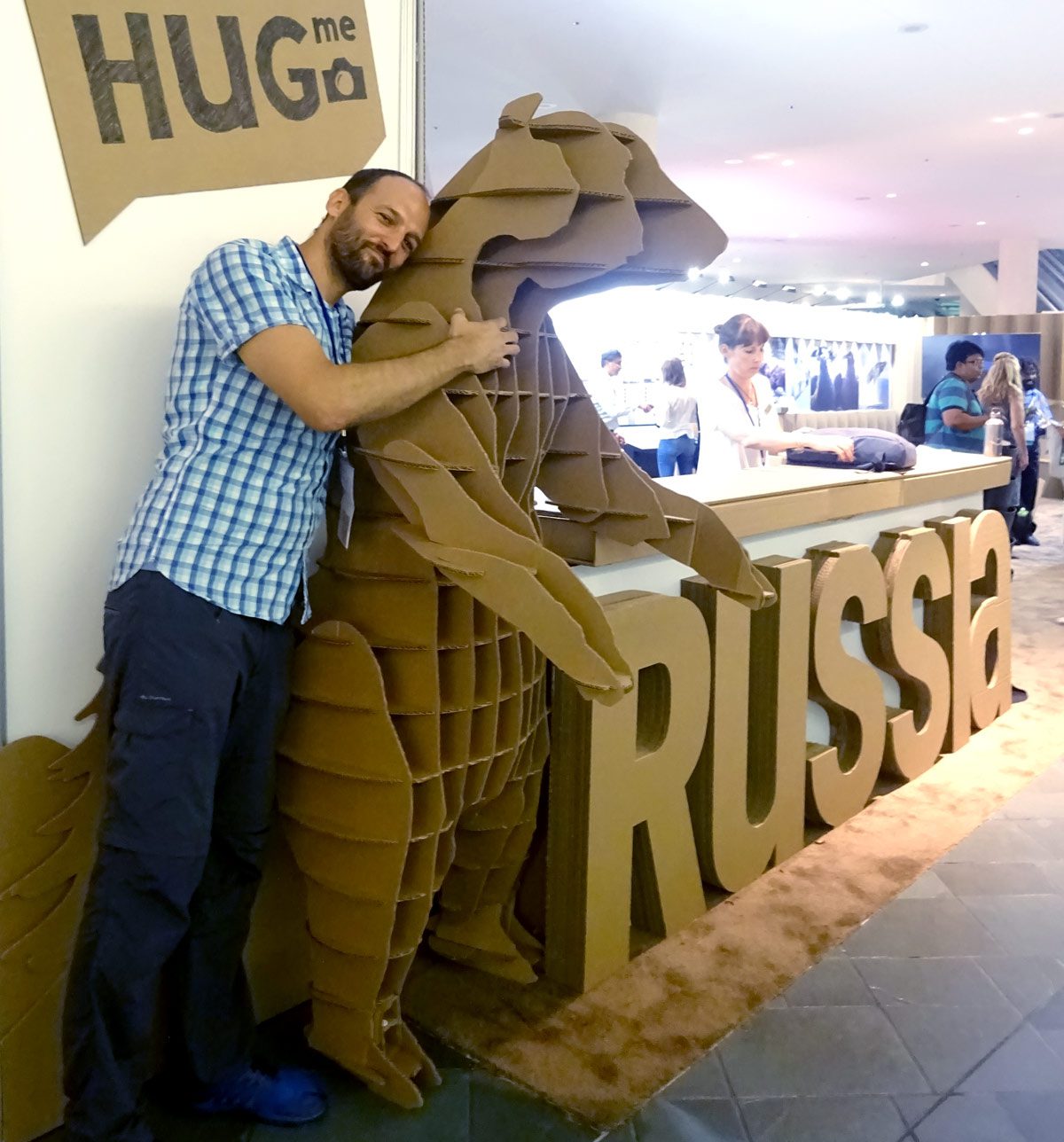 stand-iucn-hawaii-cartón-stand-rusia-oso