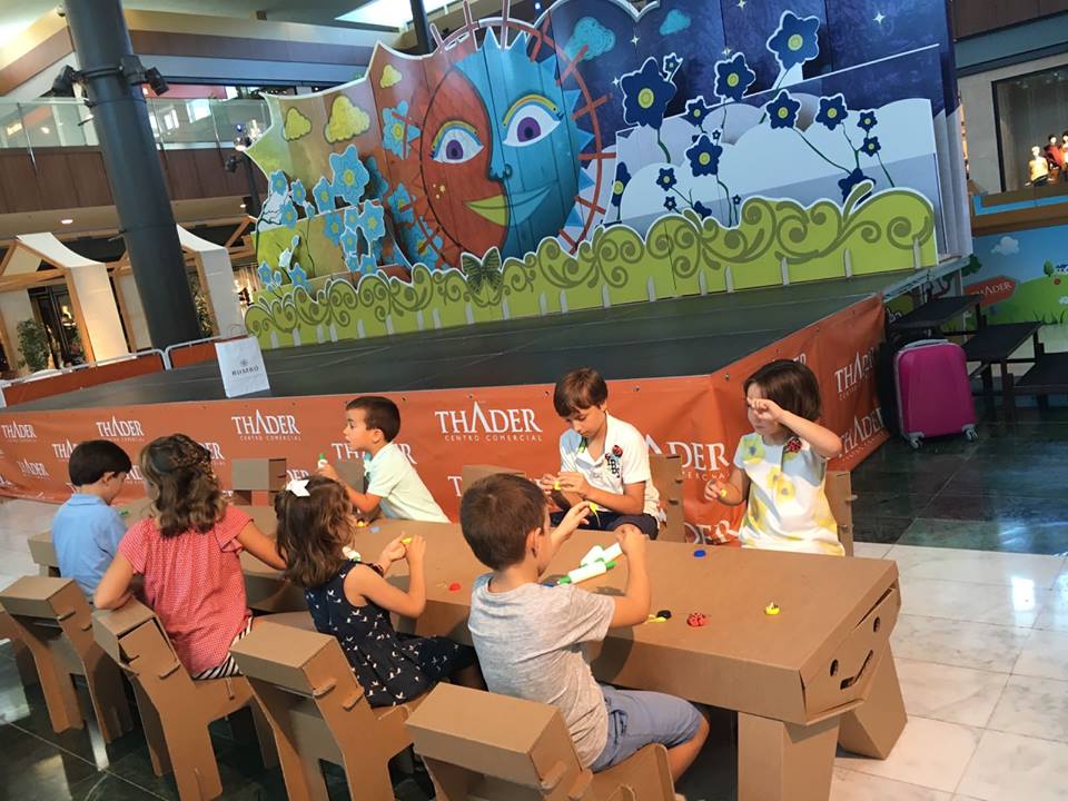 mobiliario-infantil-ludoteca-mesas-sillas-centro-comercial-carton-metrovacesa-thader-cartonlab