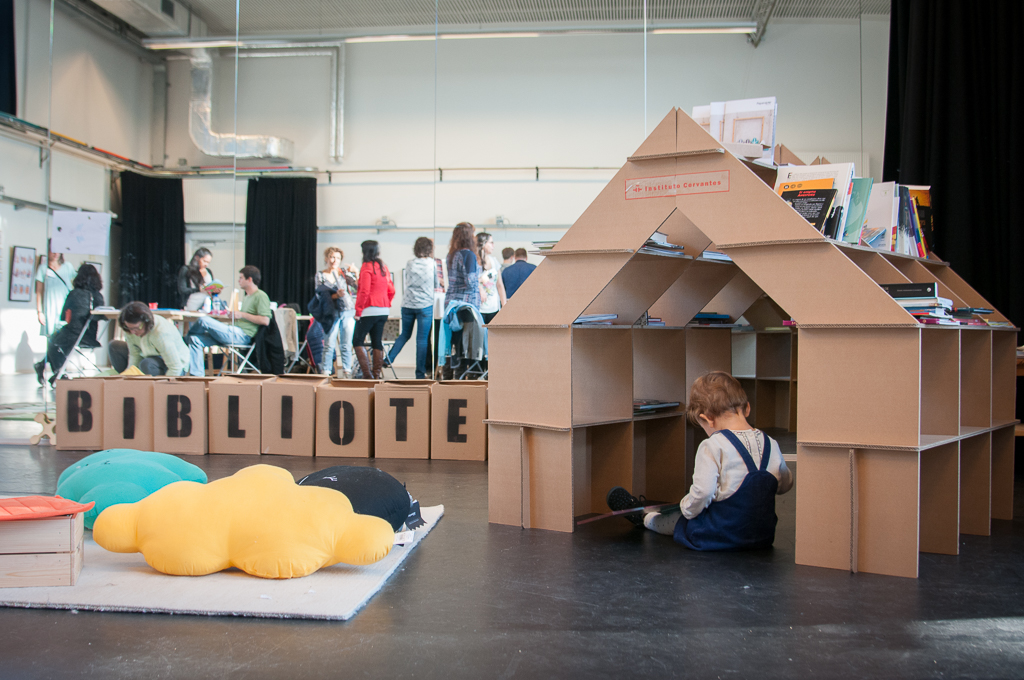 casita-estanteria-libro-infantil-carton-haya-cartonlab-ignacio-do-campo-gan05