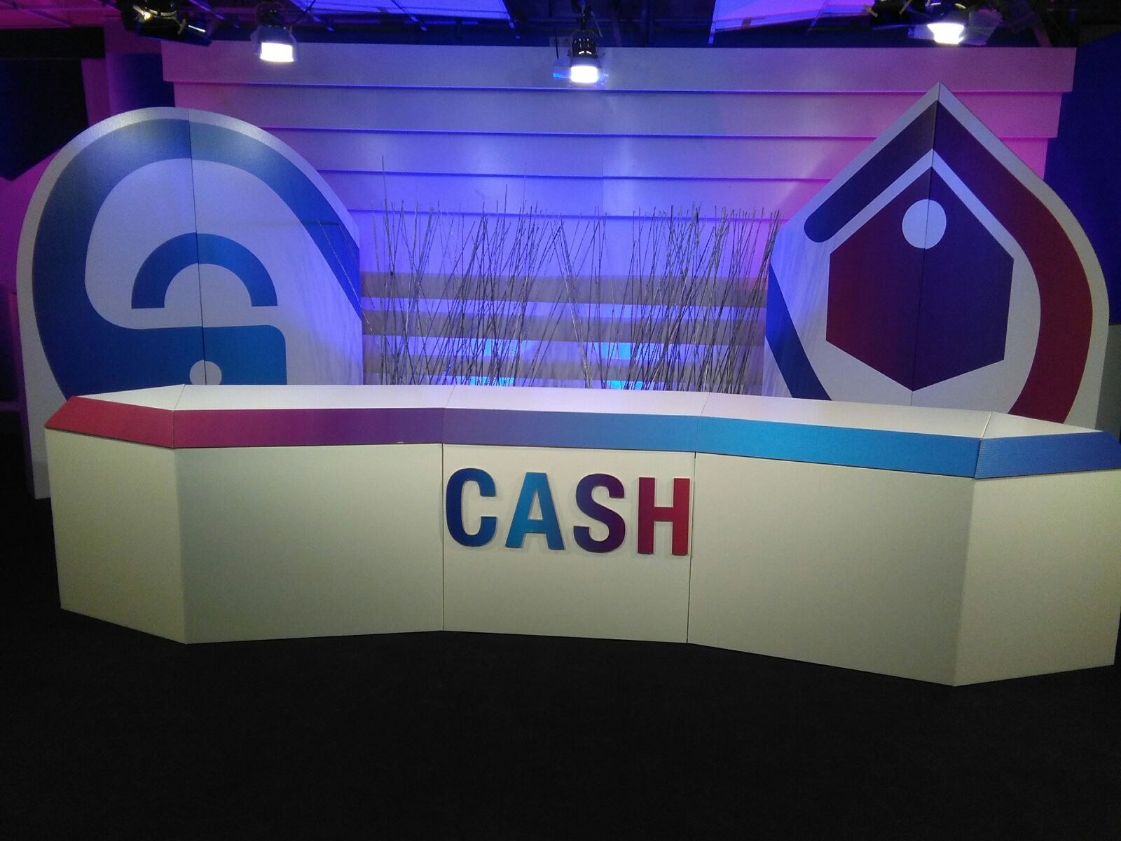 Mostrador para programa de televisión CASH