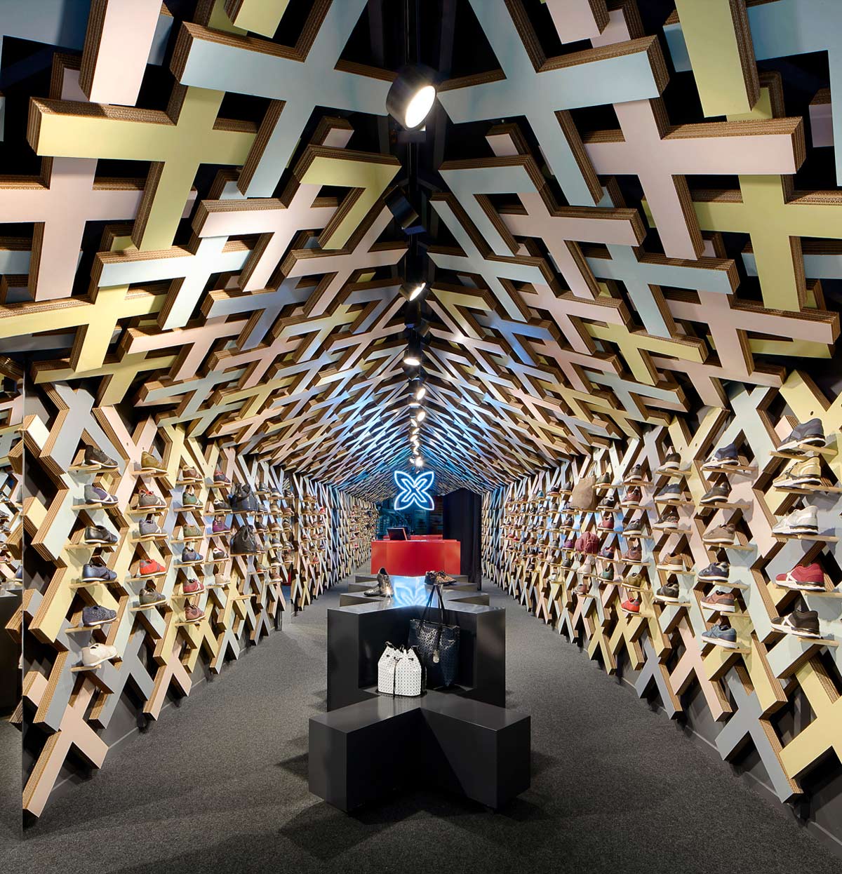 pop-up-store-calzado-munich-cartonlab-studio-animal-zaragoza-280x