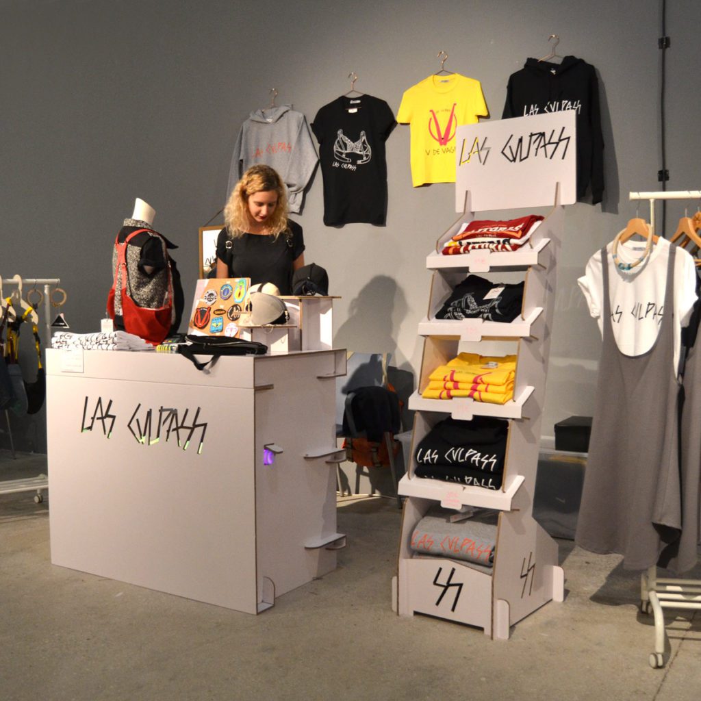 mostrador y expositor de camisetas para la marca de moda Las Culpas