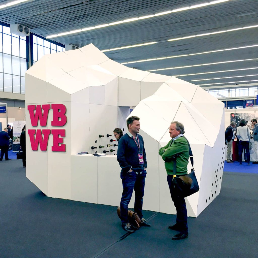 Punto de información poligonal en cartón