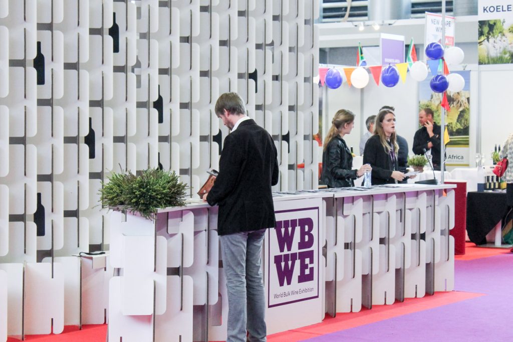 Mostrador de piezas modulares de cartón