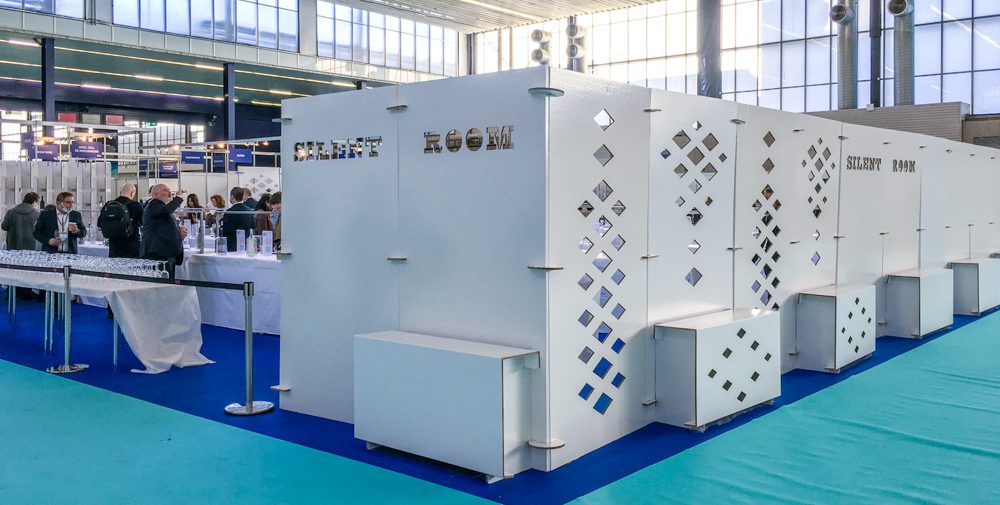 Stand para feria de vino. Zona de catas en cartón