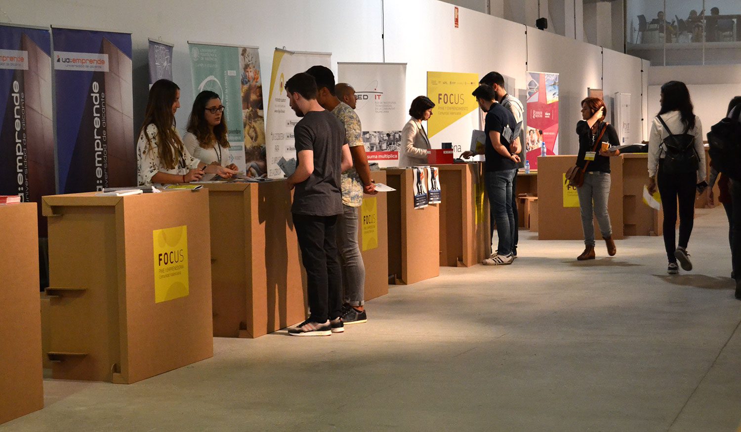 Stands para jóvenes emprendedores en feria Focus Pyme