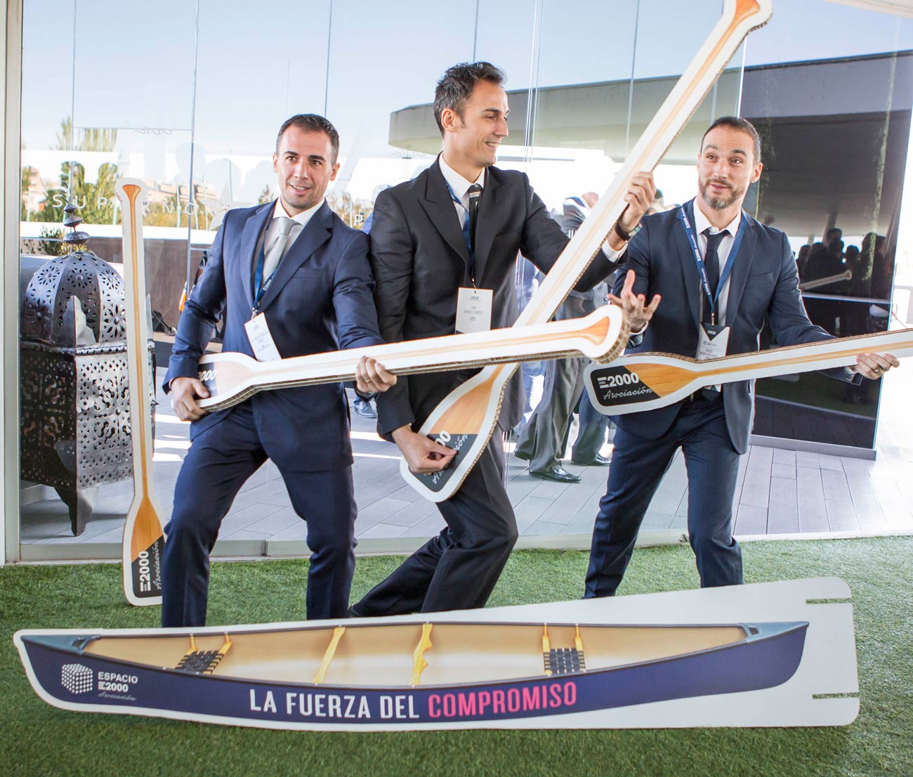 photocall-e2000-siluetas-carton-cartonlab-evento-2 Photocall con siluetas de cartón para evento corporativo