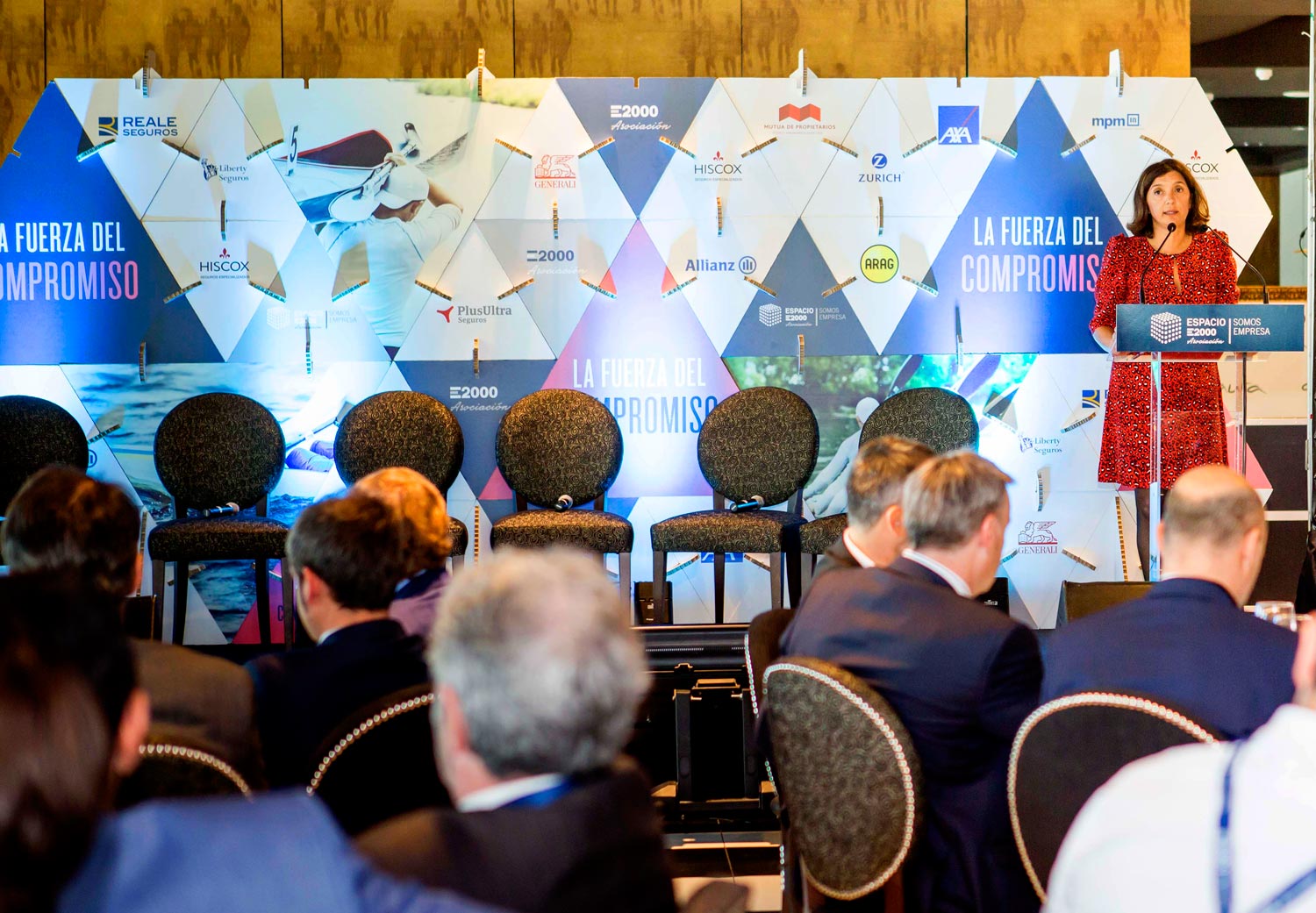 Decoración de escenario para evento corporativo