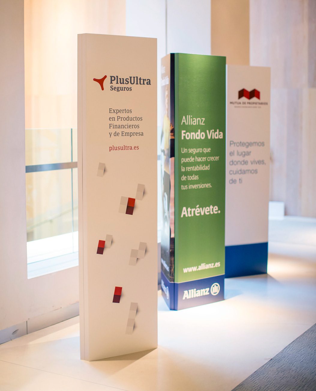 totem-banner-carton-e2000-decoracion-evento-cartonlab-1 Tótems impresos para evento corporativo.