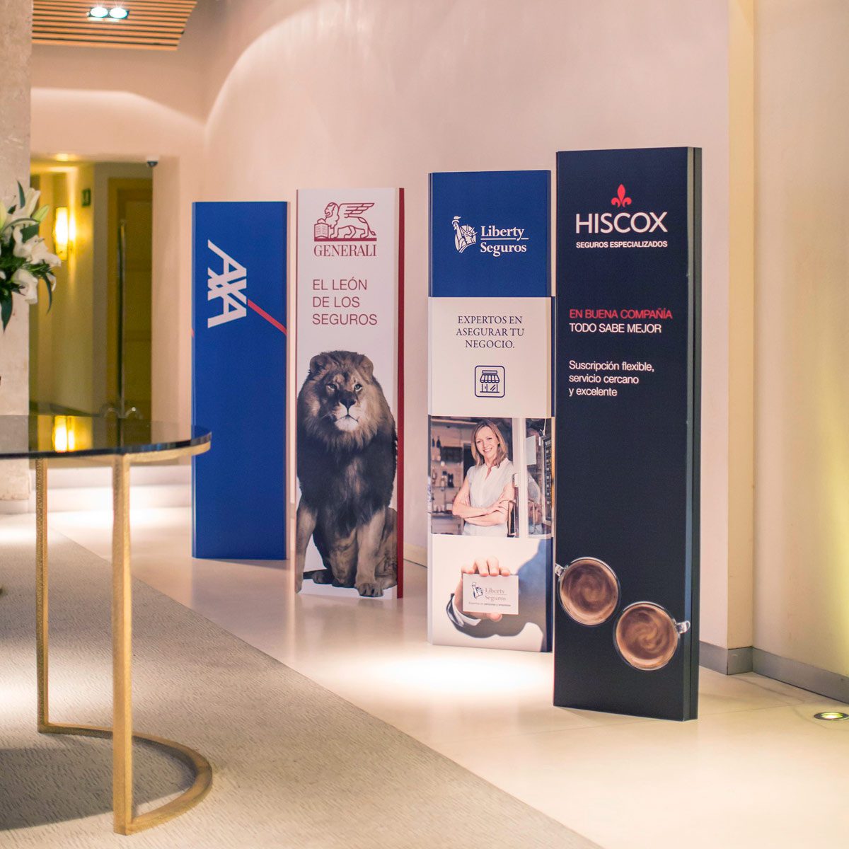 Photocall, totems y decoración de escenario. Tótems impresos.