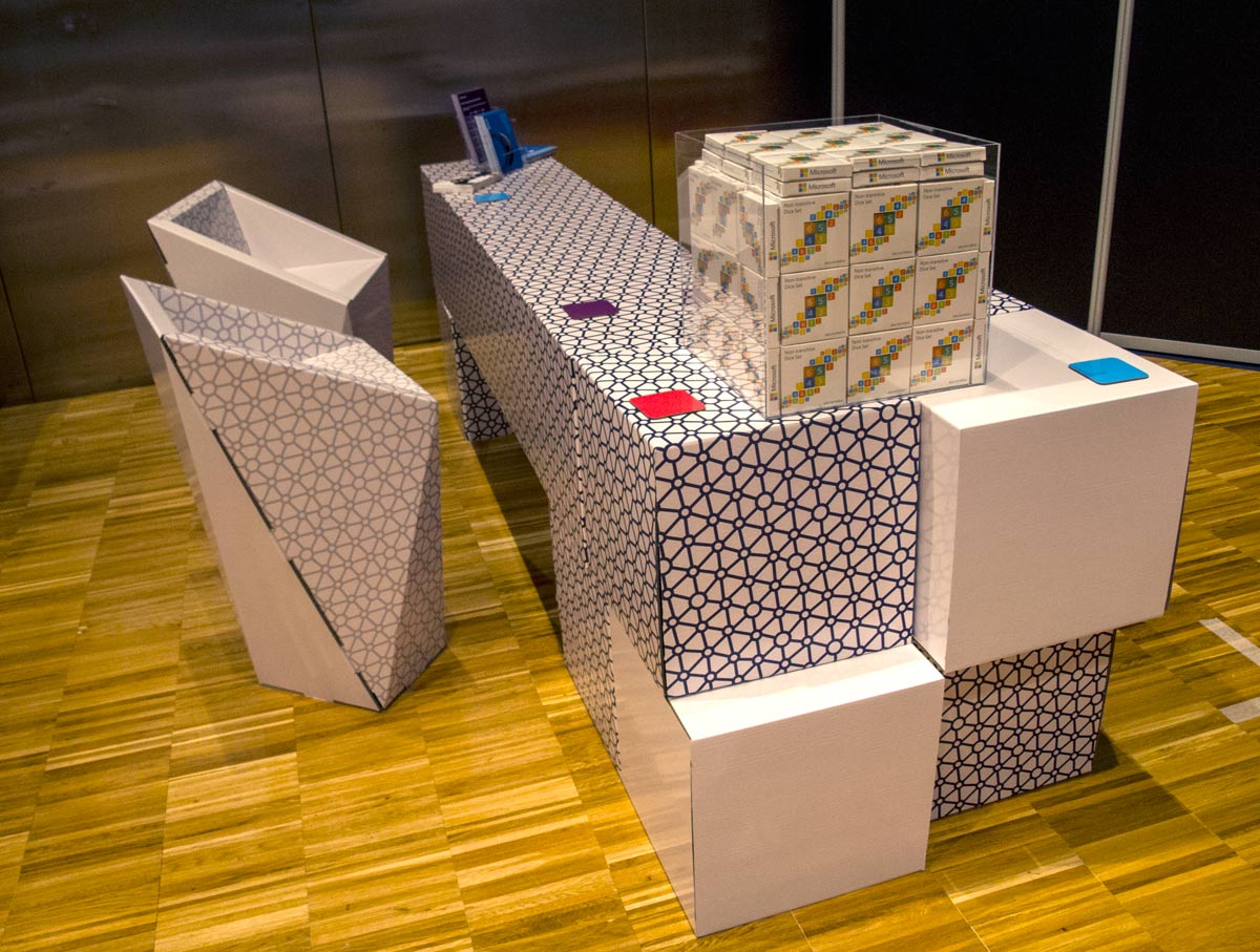 stand de microsoft nips mostrador zona bienvenida barcelona carton cartonlab silla faceta