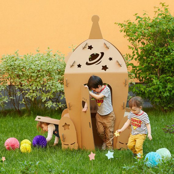 Moms Manufacture rocket cohete carton casitas de cartón