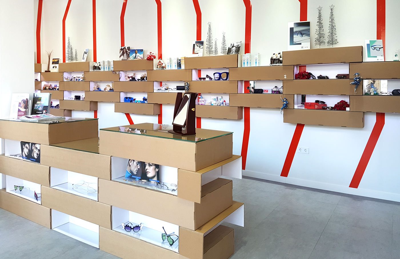 expositores para gafas carton optica almeria mostrador estantes baldas cartonlab diseño interior retail