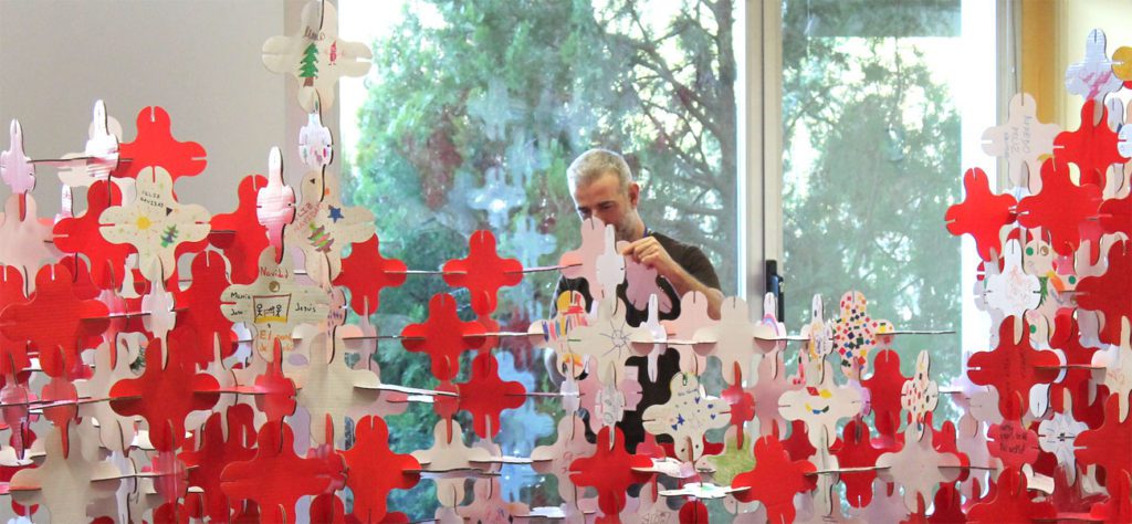 Equipo de Cartonlab construyendo celosía para taller infantil con cartón